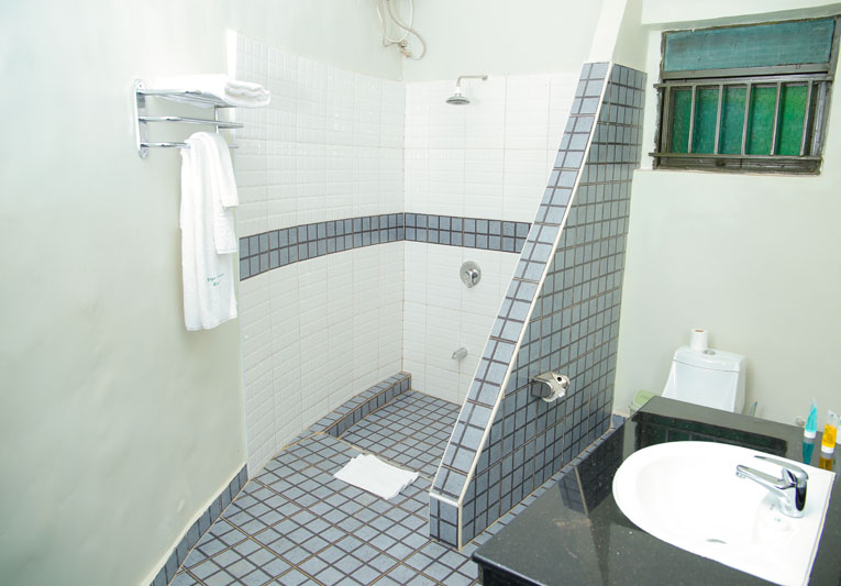 En-suite bathroom at Maya Nature Resort.